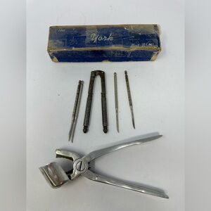 Vintage THE YORK NUT SHELLER Model The TEXAN San Angelo TX, USA With Box Picks